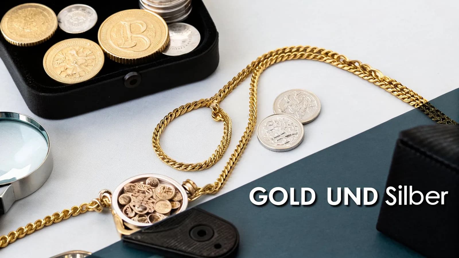 Diverse Gold- und Silbermünzen, eine Goldkette und eine Lupe auf hellem Hintergrund mit der Aufschrift "GOLD UND Silber".