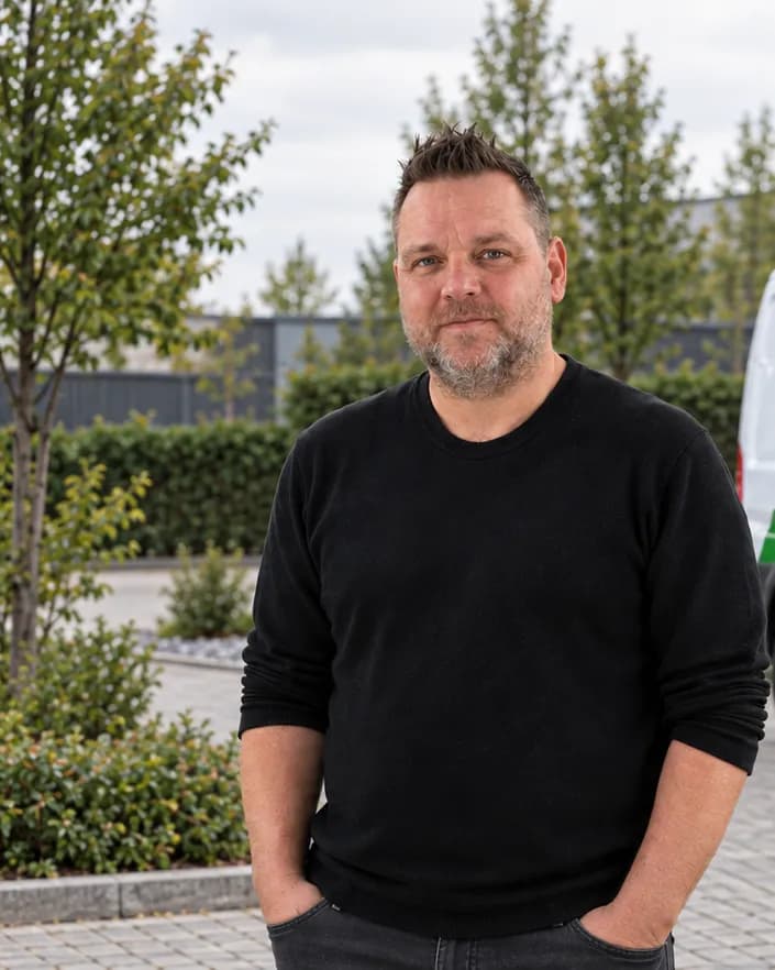 Marco van der Sande, Inhaber von NRW-Haushaltsauflösung, vor dem Firmenwagen