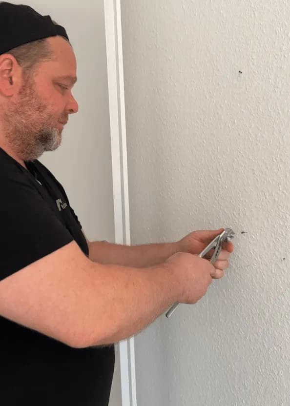 Nägel werden aus der Wand entfernt – schlüsselabgabefertig