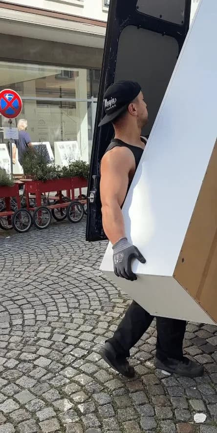Transporter wird beladen