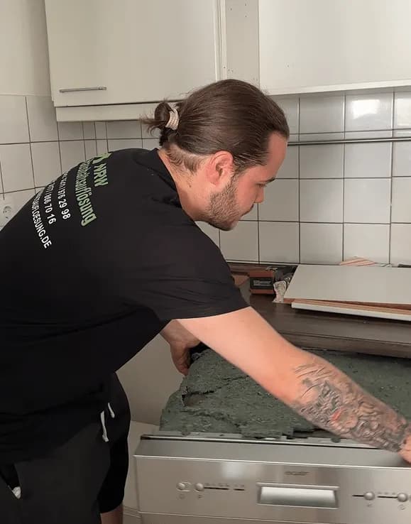 Mitarbeiter bei einer Haushaltsauflösung