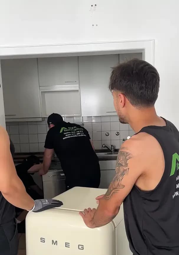 NRW Haushaltsauflösung Team beim Abbau einer Küche