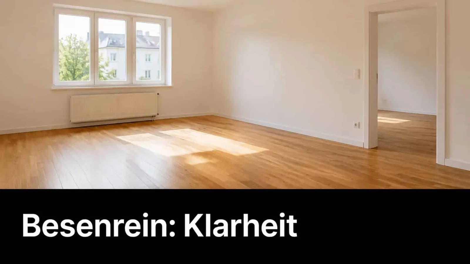 Ein leerer, sonnendurchfluteter Wohnraum mit hellem Parkettboden und weiß gestrichenen Wänden für eine besenreine Wohnungsübergabe.