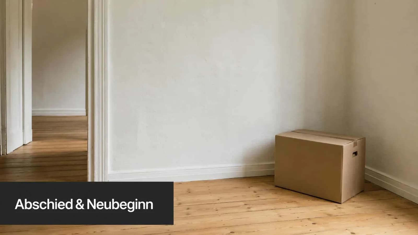 Ein einzelner Umzugskarton steht in einer leeren Wohnung mit Holzboden, symbolisierend einen Abschied und einen Neuanfang.