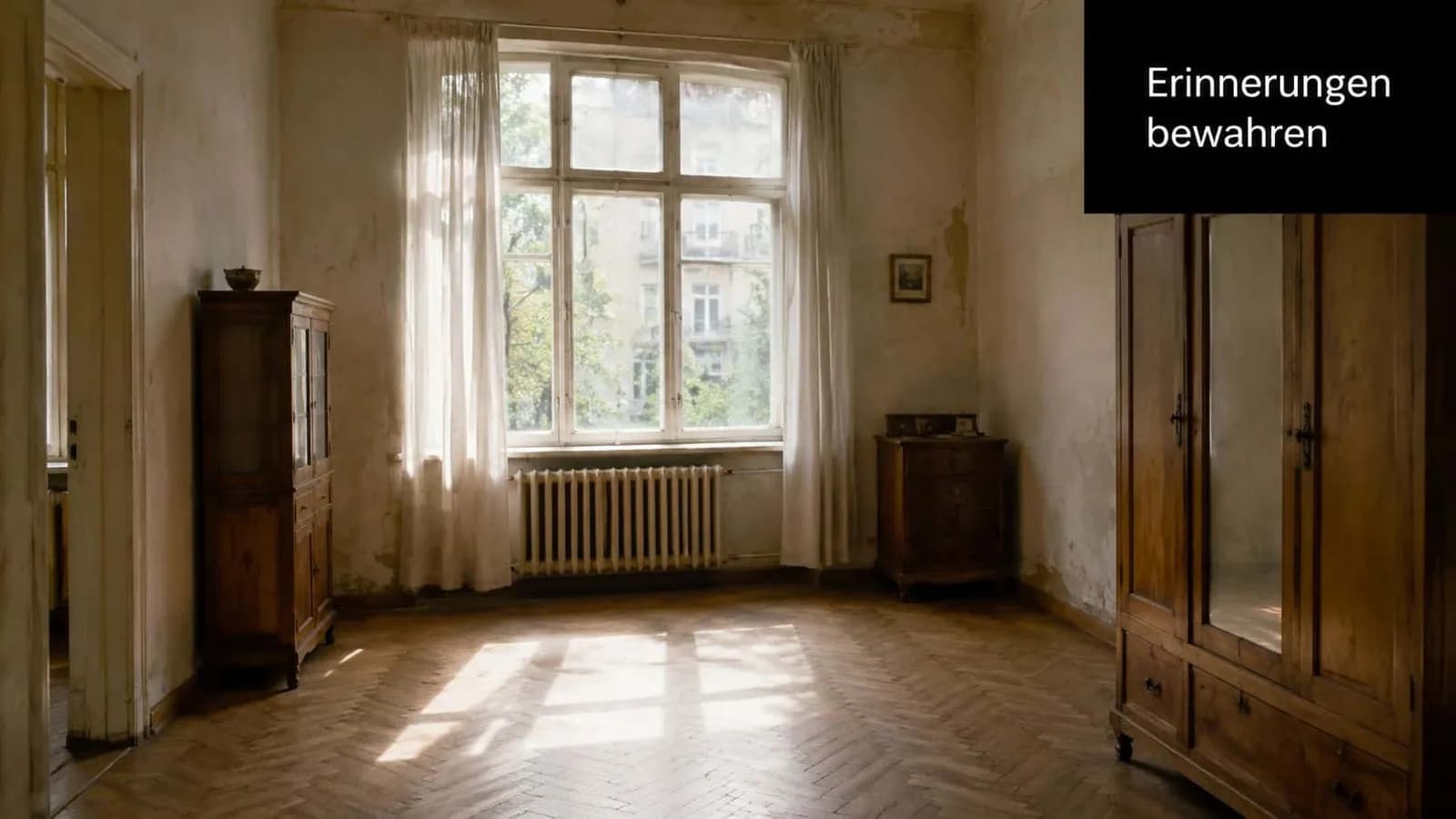 Ein helles, leeres Zimmer mit historischen Holzmöbeln, Fischgrätparkett und großen Fenstern in einer Altbauwohnung.
