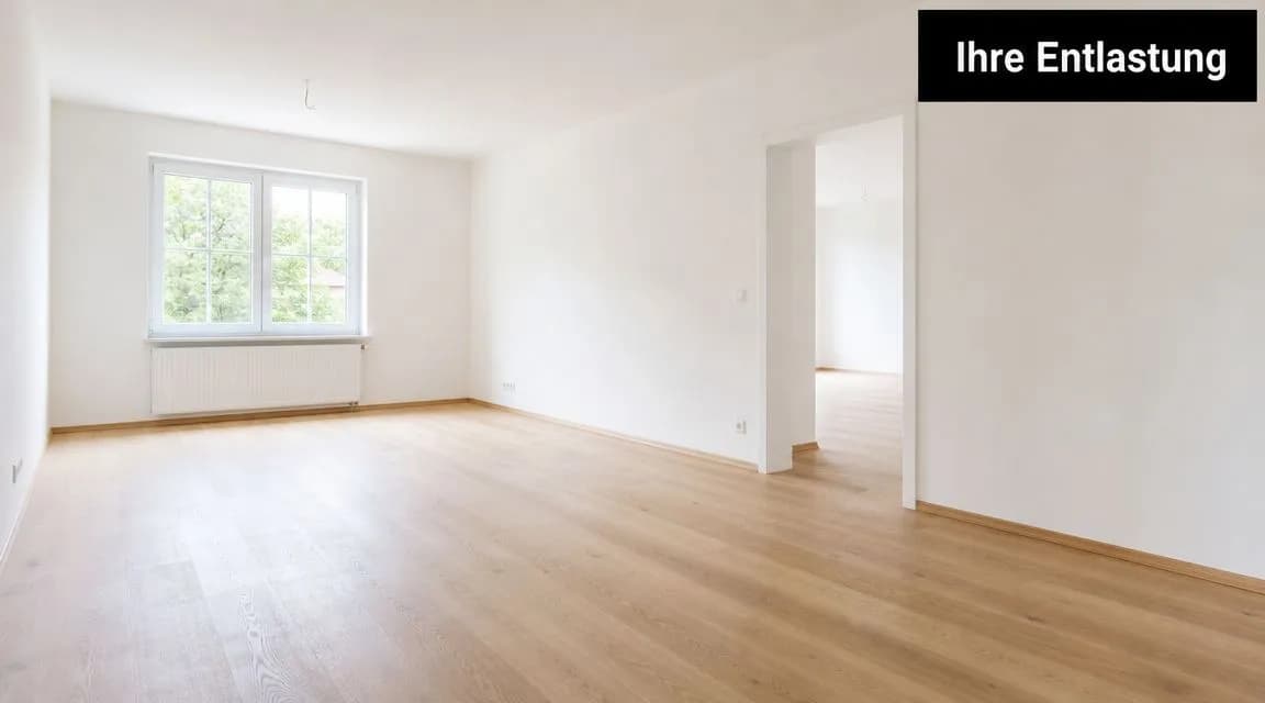 Ein helles, leeres Zimmer mit weiß gestrichenen Wänden und einem hellen Holzlaminatboden sowie einem Fenster.