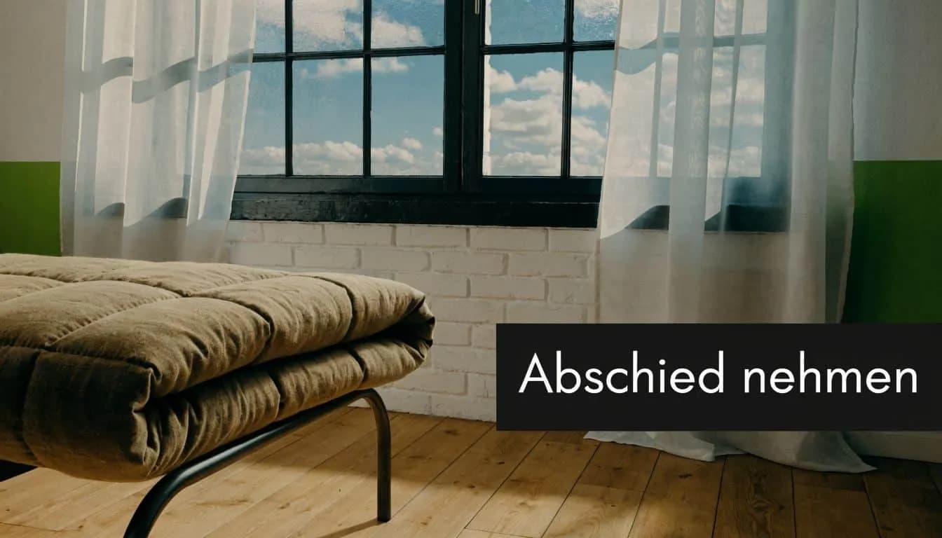 Ein braunes Sofa vor einem Fenster mit weißem Vorhang und der Text Abschied nehmen.