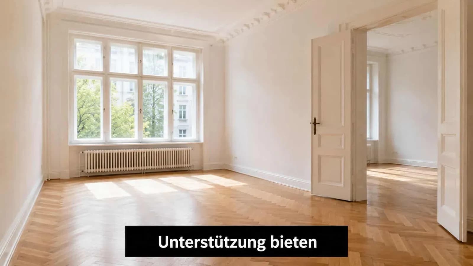 Ein heller, leerer Altbauraum mit Fischgrätparkett, hohen Fenstern und einer offenen Tür, der Ordnung ausstrahlt.