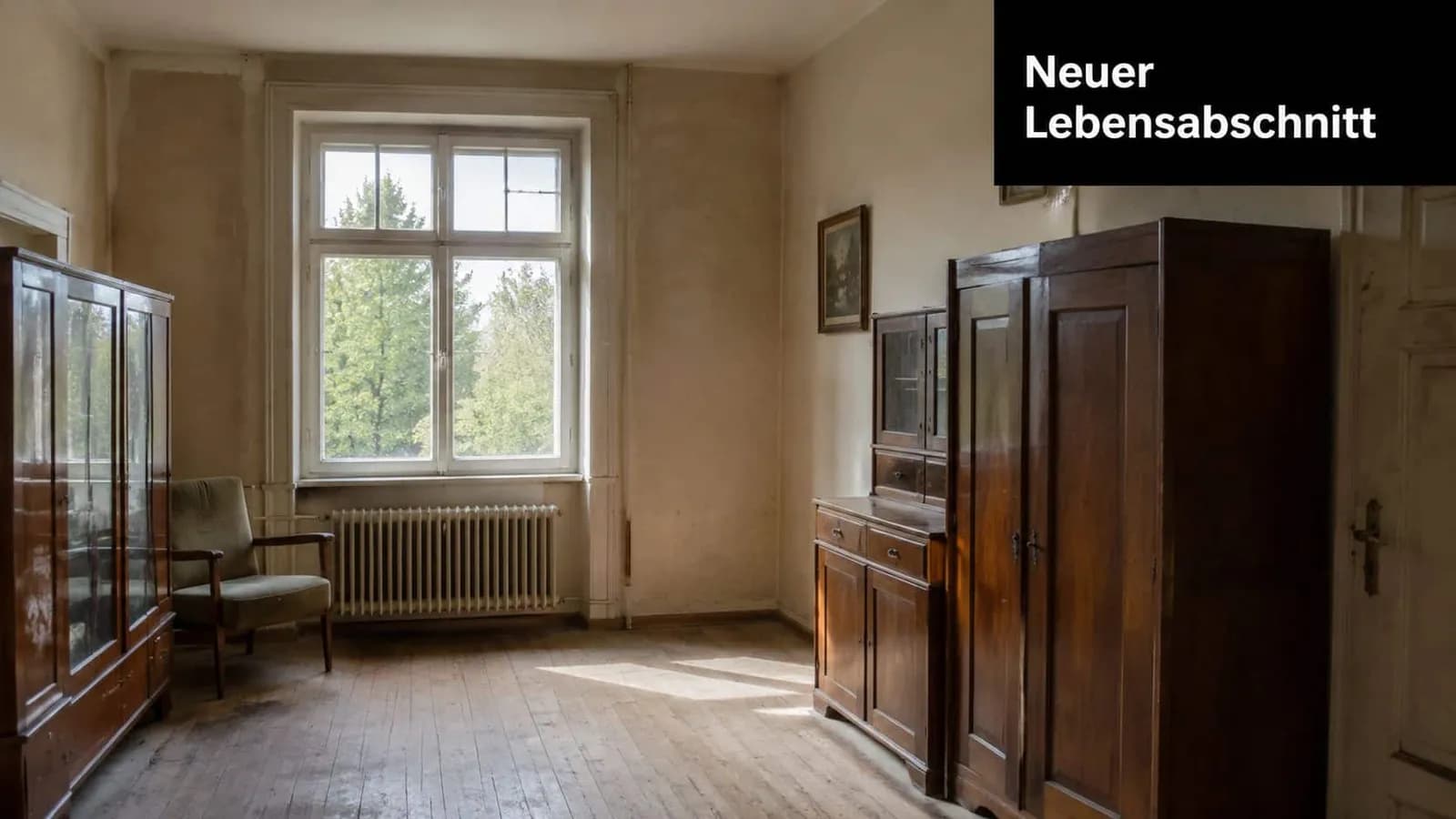 Ein altmodisch eingerichtetes Zimmer mit einem Sessel und hölzernen Schränken in einer Wohnung während einer Haushaltsauflösung.