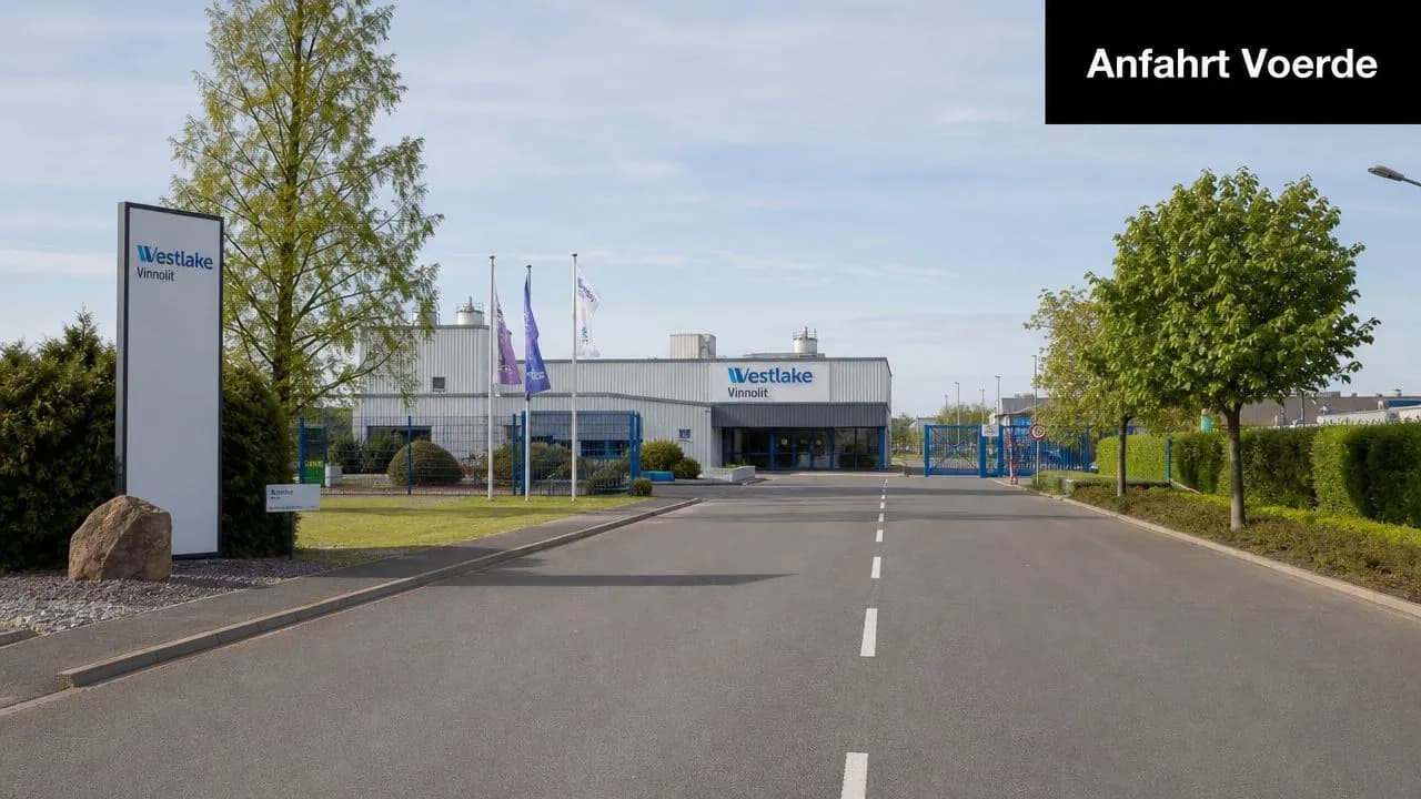 Einfahrt zum Firmengelände von Westlake Vinnolit in Voerde mit Firmenlogo und gepflegten Grünanlagen im Tageslicht.