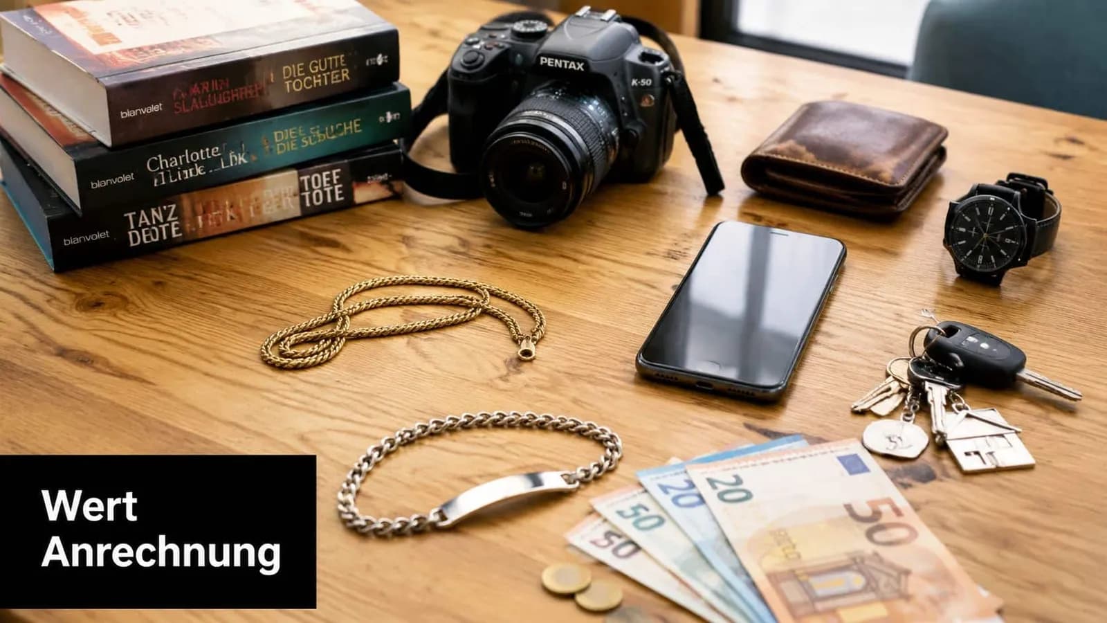 Ein flach gelegtes Arrangement mit einer Kamera, Büchern, Bargeld, Schmuck, einer Uhr und einem Schlüsselbund auf Holz.